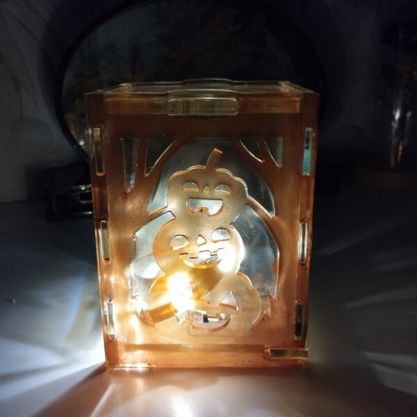 Lanterne résine époxy orange avec découpes Halloween et coins renforcés