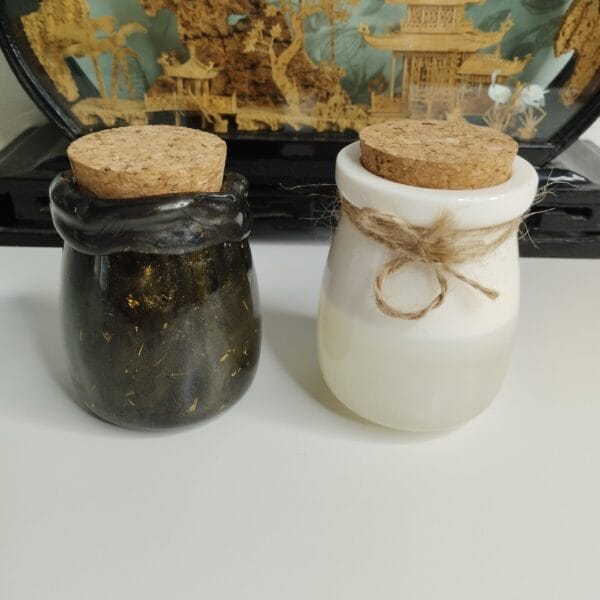 Bocal noir en résine époxy avec paillettes argentées et ficelle naturelle Bocal noir en résine époxy 6x9 cm, couvercle liège et paillettes argentées
