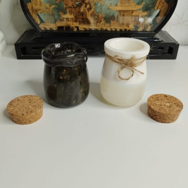 Bocal blanc en résine époxy avec étiquette en ficelle et finition brillante Bocal blanc en résine époxy 6x9 cm, couvercle liège et ficelle décorative