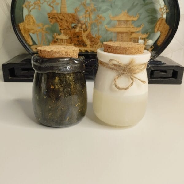 Lot de deux bocaux en résine époxy noir et blanc pour épices et décoration Lot de 2 bocaux en résine époxy, noir et blanc, pour épices et cuisine élégante