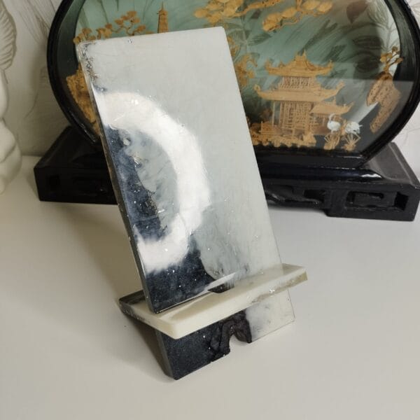 Support téléphone résine époxy design moderne noir et blanc