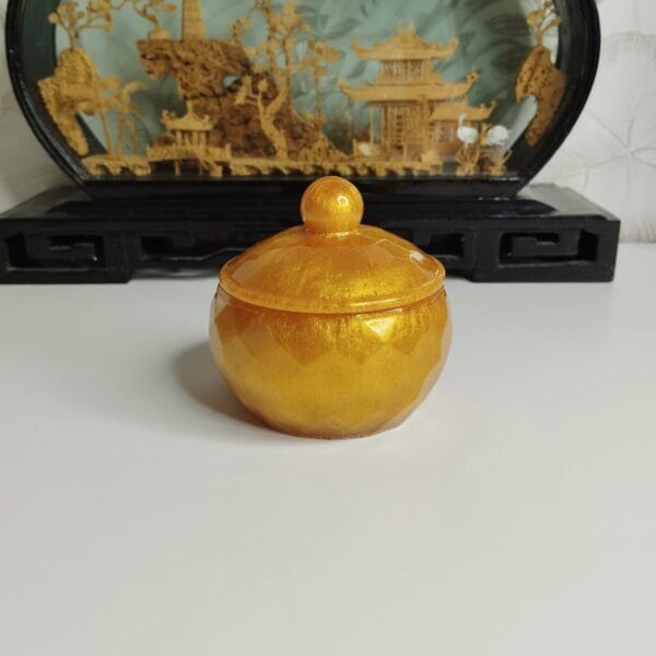 Petite boîte rangement résine époxy or avec bouton décoratif Petite boîte rangement résine époxy or avec bouton sphérique décoratif