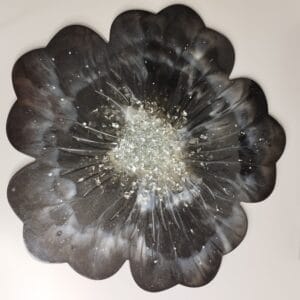 Plateau et dessous de verre résine époxy paillettes argentées motif floral