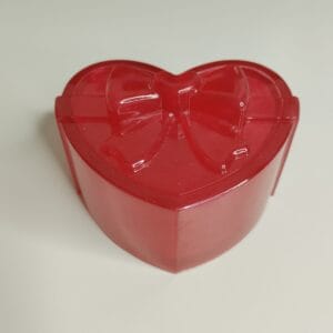Boîte en résine époxy rouge avec couvercle en relief ruban, brillante et élégante