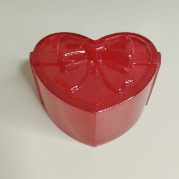 Boîte en résine époxy rouge avec couvercle en relief ruban, brillante et élégante