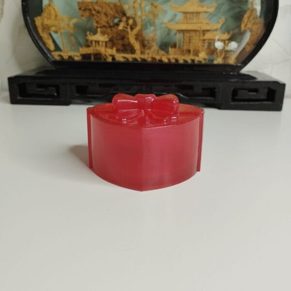 Boîte décorative en résine époxy rouge translucide, dimensions 8x7x5 cm