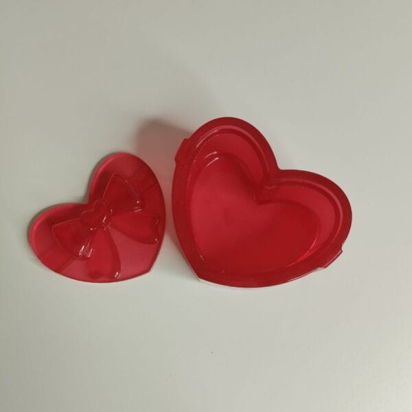 Boîte à bijoux en résine époxy rouge avec motif ruban, finition raffinée