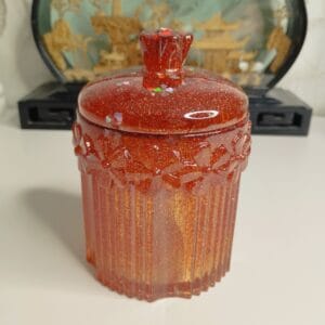 Pot décoratif en résine époxy rouge fumée avec reflets or et paillettes