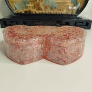 Intérieur de boîte en résine époxy pour bijoux, vue rapprochée