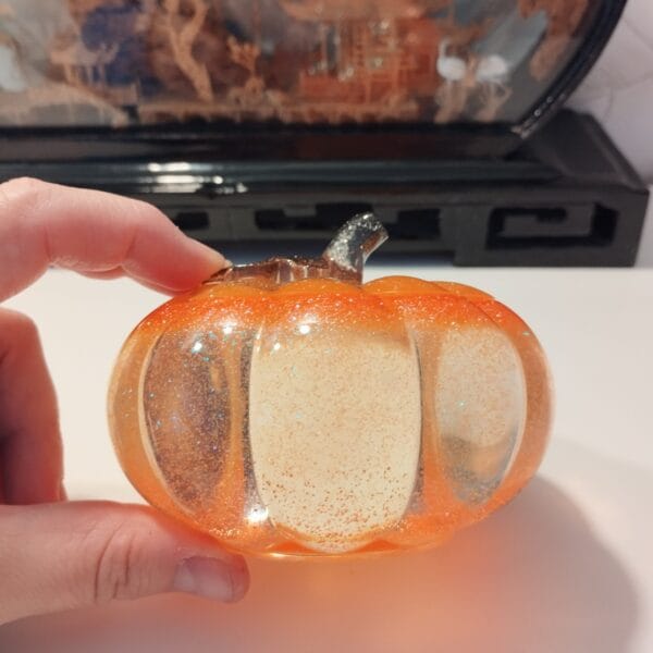 "Boîte citrouille en résine époxy 10x10x7 cm, paillettes or/argent, vue extérieure"