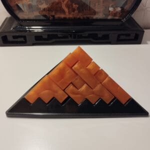 Casse-tête pyramide en résine époxy 23 pièces orange et noir, puzzle géométrique fait main en France