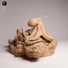 miniature-poulpe-details-ventouses Gros plan immersif sur les tentacules d'une miniature de poulpe pour diorama. On distingue parfaitement l'alignement précis de dizaines de petites ventouses circulaires sur une surface lisse.