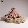 figurine-pieuvre-resine-socle-corail Vue de face d'une figurine de pieuvre en résine non peinte, délicatement posée sur un socle rocailleux imitant du corail. Ses tentacules s'étirent gracieusement vers le haut dans un mouvement fluide.