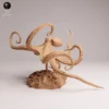 socle-corail-figurine-marine Vue détaillée du socle texturé imitant un récif de corail, servant de base naturelle à la créature marine.