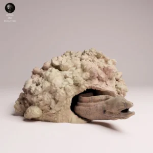 Vue de profil d'une figurine murène géante à peindre, montrant son corps texturé enroulé autour d'un socle rocheux.