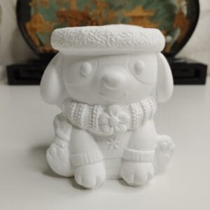 Petit pot en Jesmonite blanc en forme de chien avec bonnet et écharpe, dimensions 9×7,5×7 cm