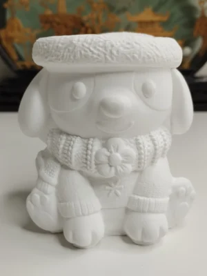 petit-pot-jesmonite-chien-hiver Un petit pot décoratif en Jesmonite blanche en forme de chien portant un bonnet d'hiver texturé.