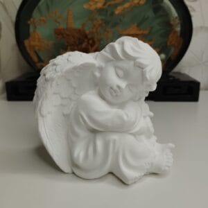 Statuette ange en jésmonite blanche 11×11×8 cm, posture recroquevillée et ailes repliées