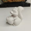 Profil de cette charmante figurine animal de la forêt miniature, exposant les fins détails de son museau et de sa queue.