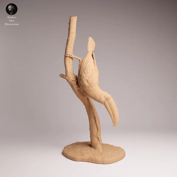 animal-resine-sla-echelle-un-huitieme Un oiseau tropical échelle un huitième posé sur un bureau en bois, attendant d'être peint avec des couleurs acryliques vibrantes par un passionné.