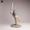 figurine-toucan-branche-resine-profil Profil d'une figurine toucan sur branche à peindre montrant les détails précis de son grand bec et la texture profonde de ses plumes.