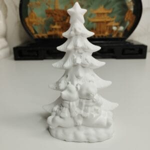 Sapin de Noël en résine acrylique avec personnages festifs, vue d'ensemble