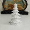 Sapin de Noël stylisé avec socle arrondi et motifs en relief, prêt à peindre