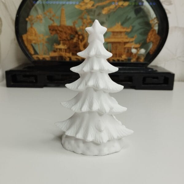 Sapin de Noël stylisé avec socle arrondi et motifs en relief, prêt à peindre