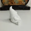 statuette-lutin-panier-pommes-profil Vue de côté du petit lutin rustique, mettant en évidence les jolis plis fluides de son manteau et la belle texture blanc crème de la résine acrylique.