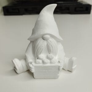 Décoration champêtre en résine avec panier rempli de pommes, vue de profil