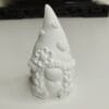 Gnome en résine acrylique blanche de 7,5 cm, décorant un sapin de Noël avec son bonnet pointu.