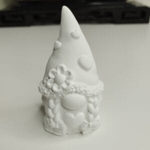 Gnome en résine acrylique blanche de 7,5 cm, décorant un sapin de Noël avec son bonnet pointu.
