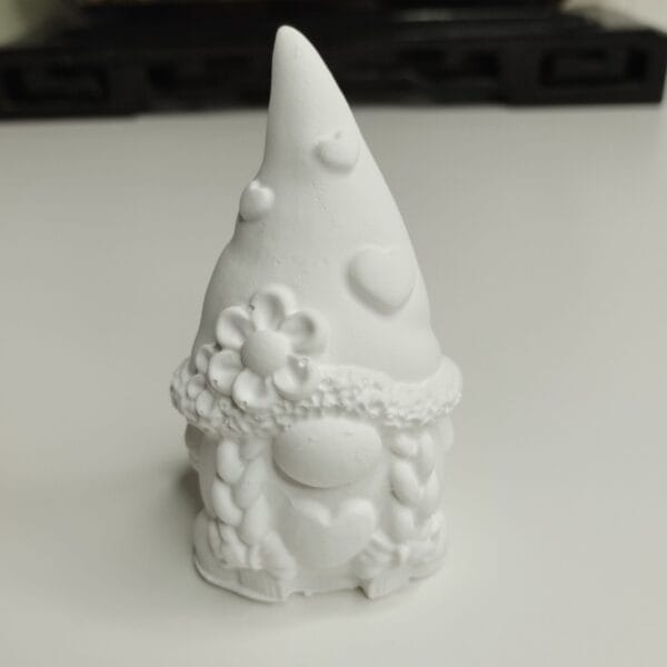Gnome en résine acrylique blanche de 7,5 cm, décorant un sapin de Noël avec son bonnet pointu.