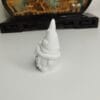 Statuette de gnome en résine acrylique, détail des motifs en relief (cœurs et fleurs).