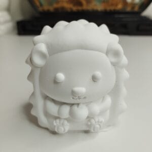 Figurine hérisson kawaii en résine acrylique, ajoutant une touche de douceur à une étagère.