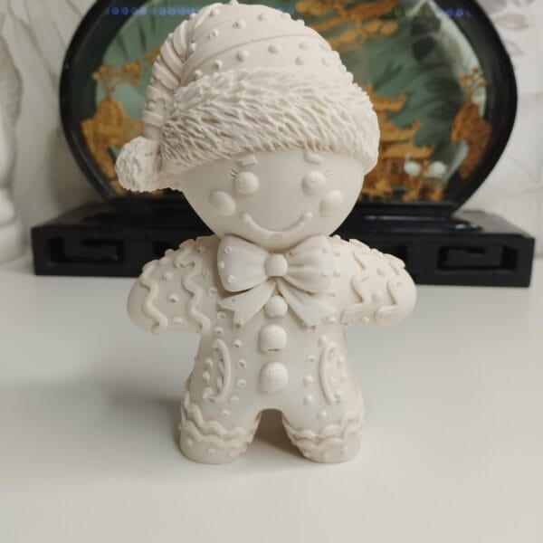 Bonhomme en pain d’épice en résine blanc crème de 14 cm sur fond festif, décorations de Noël