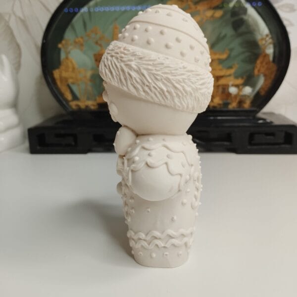 Détail des motifs sculptés sur statuette pain d’épice en résine, glaçage royal