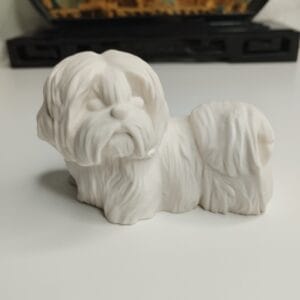 Figurine chien poils longs décorative 96×64×69 mm vue de face sur étagère blanche