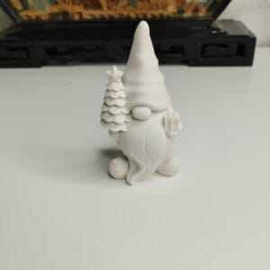 Gnome de Noël en résine blanc crème tenant un mini-sapin et un cadeau, vue de face