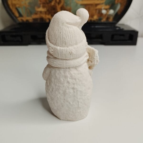 Bonhomme de neige 10 cm, texture neigeuse et détails tricotés, vue de dos