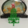 Gros plan sur les lettres ajourées et les paillettes de la sculpture "We Wish You a Merry Christmas" en résine bleue
