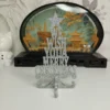 Centre de table noël original fait main en coloris argenté, captant la lumière douce des guirlandes lumineuses près d'un sapin décoré.