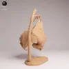 chauve-souris-suspendue-branche-realiste Détail du museau caractéristique de la miniature animalière pour diorama réaliste, mettant en valeur les plis des lèvres de l'animal.