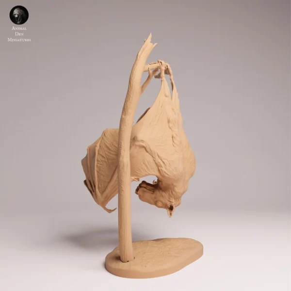 chauve-souris-suspendue-branche-realiste Détail du museau caractéristique de la miniature animalière pour diorama réaliste, mettant en valeur les plis des lèvres de l'animal.