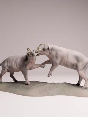 figurine-combat-babirusa-face Vue de face d'une figurine de deux sangliers Babirusa en pleine lutte, montrant les détails impressionnants de leurs défenses croisées et de leurs regards furieux.