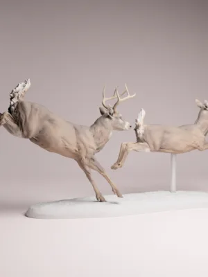 figurines-cerf-biche-course-diorama Duo de figurines cerf et biche en résine pour diorama naturel, capturés en pleine course avec un haut niveau de détail sur la musculature.