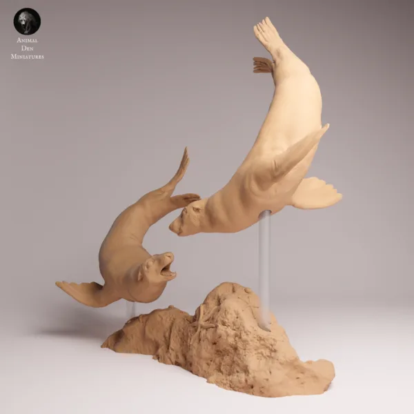socle-rocher-animaux-marins Les figurines de phoques en résine échelle 1/24 exposées sur leur socle rocheux, idéales comme accessoires pour une maquette bord de mer réaliste.