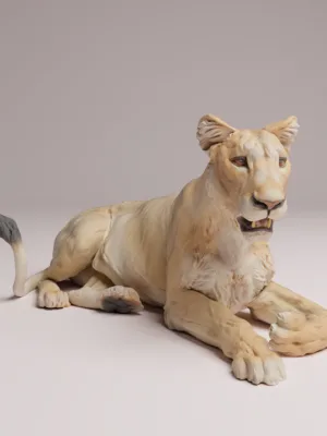 details-impression-3d-lionne-peinture Gros plan sur la tête de la figurine animaux sauvages à peindre, mettant en évidence la précision de l'impression 3D sur le pelage et les yeux.