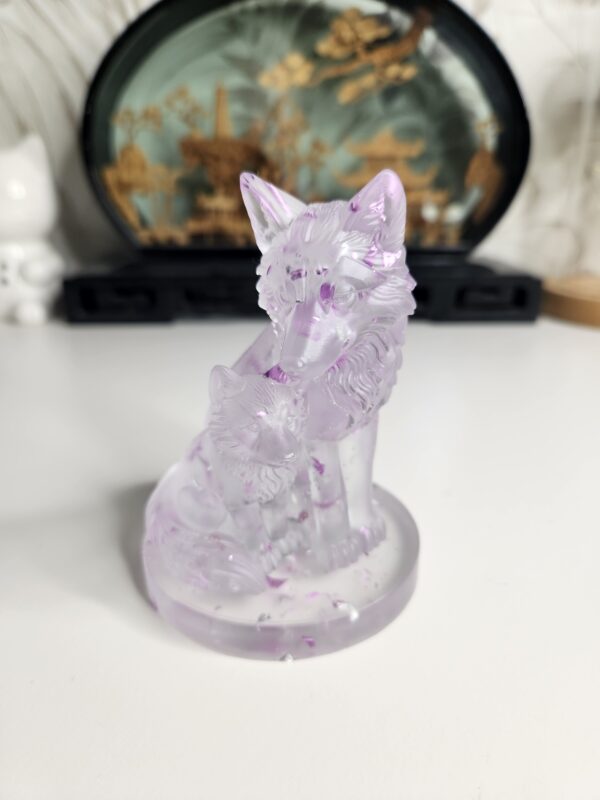 Mise en situation de la décoration loup moderne sur un meuble lumineux.