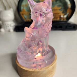 Sculpture loup en résine époxy transparente avec louveteau vue de face.